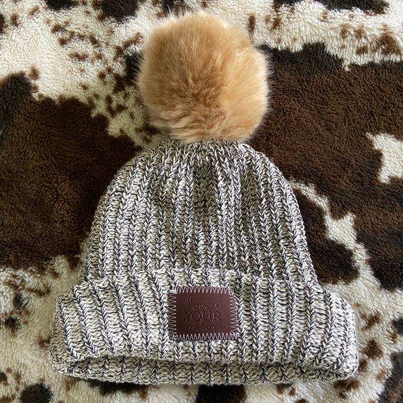 Love Your Melon Beanie Pom - Picture 1 of 3